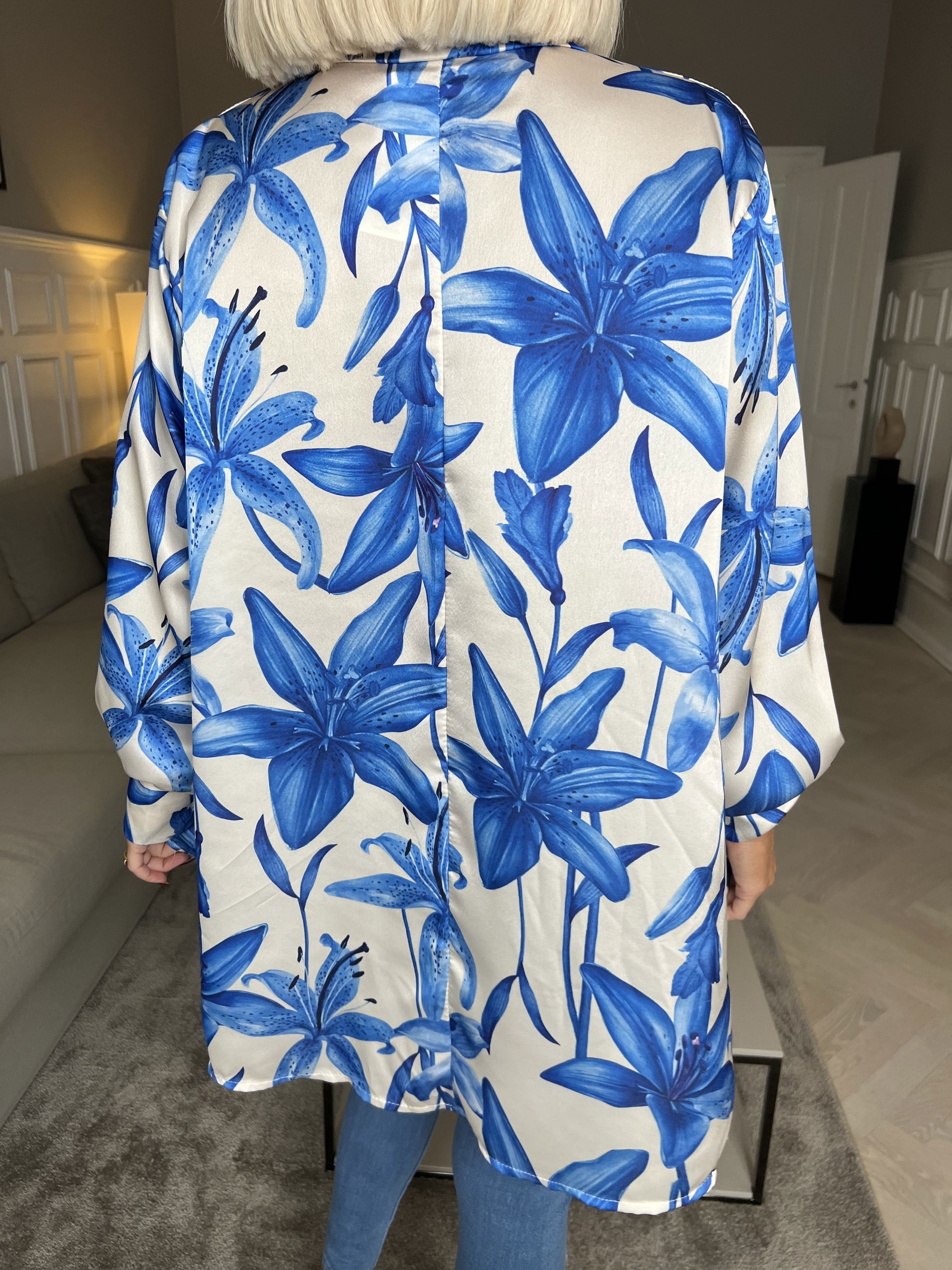 Paradise - Söt skjorta i silkeslook med liljemotiv